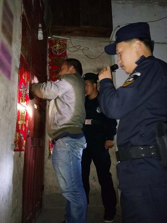 望谟李文锁城开锁公司粗心妈妈误将幼女锁家中 